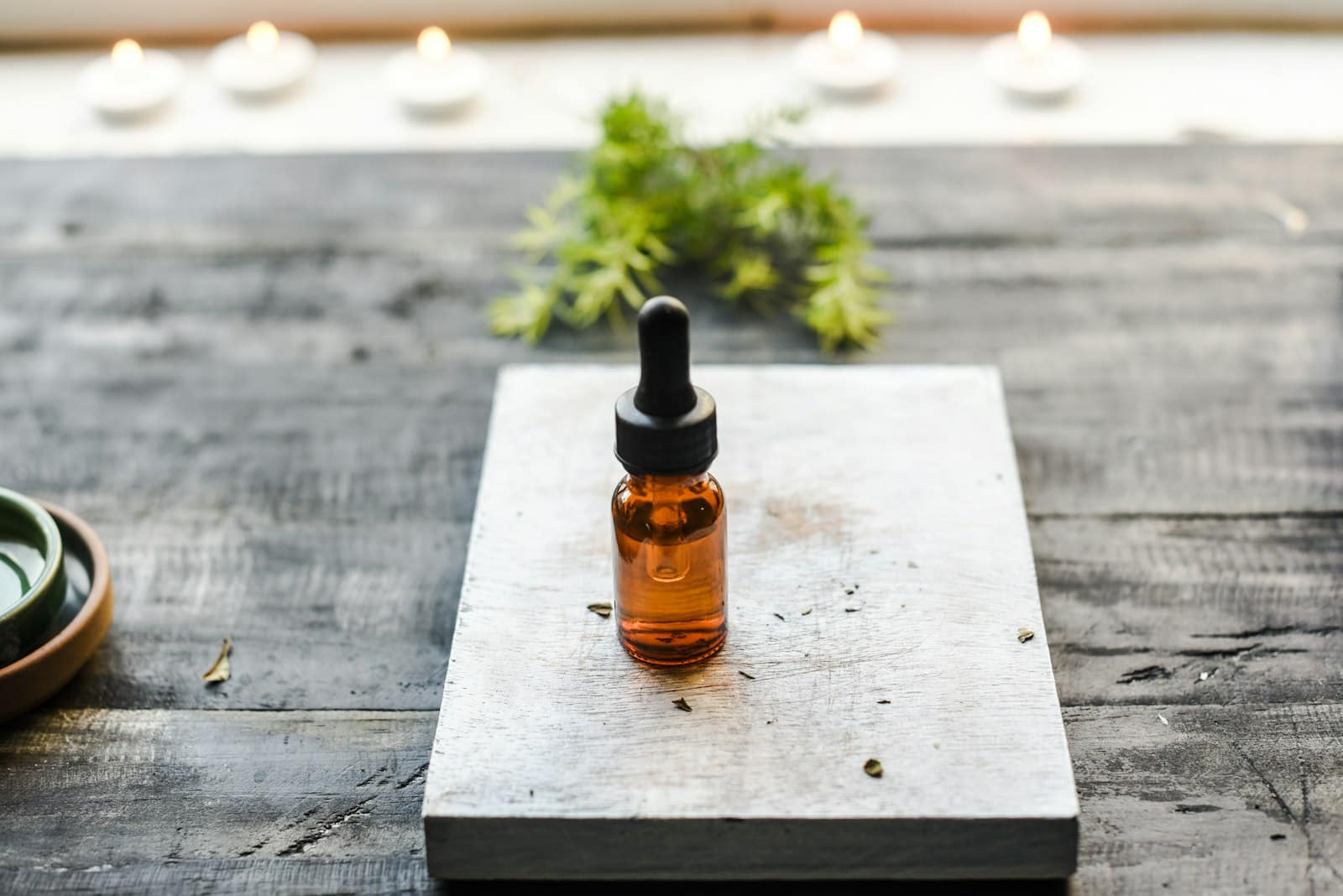 Ambiance feutrée du cabinet : huiles, bougies et plantes